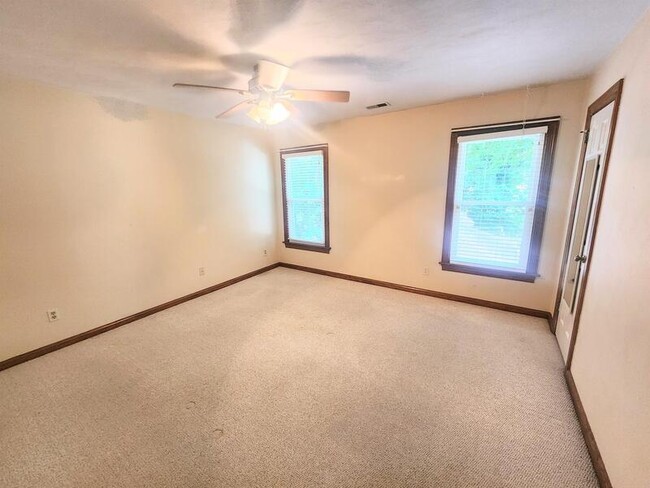 Building Photo - 720 Aguila Dr