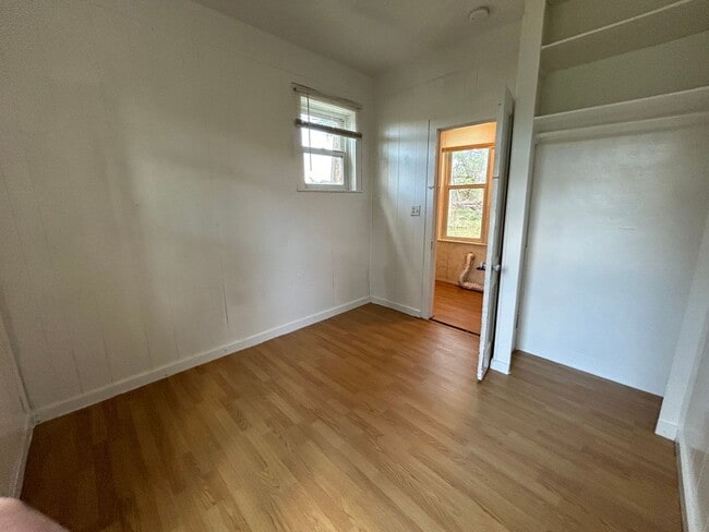 Building Photo - 2 Bed 1 Bath Large House with Fenced Yard and Washer Dryer Hookups