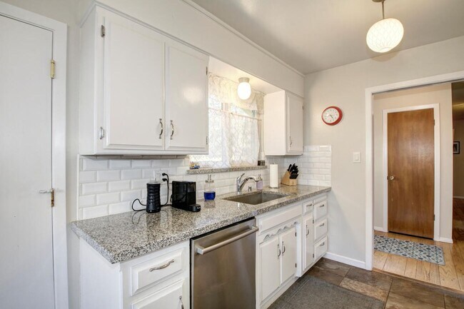 Building Photo - Great Central Davis 3 bedroom 2 bath home