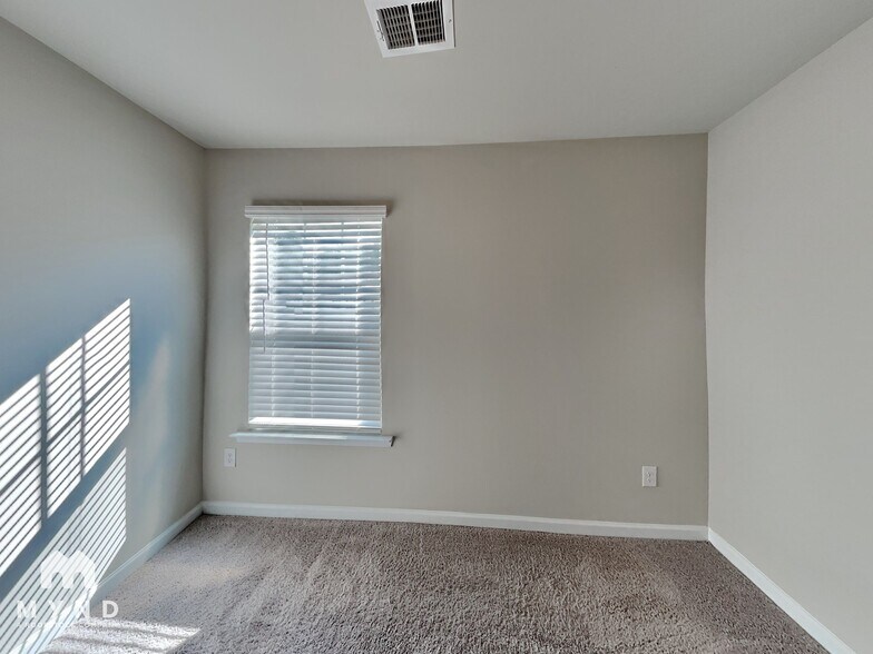 Building Photo - 5091 Lower Elm St
