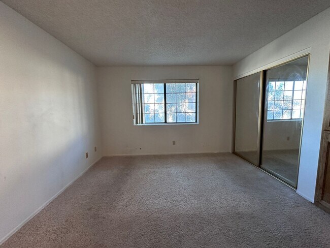 Building Photo - 2BB 2BA Condominium, Utilities Included