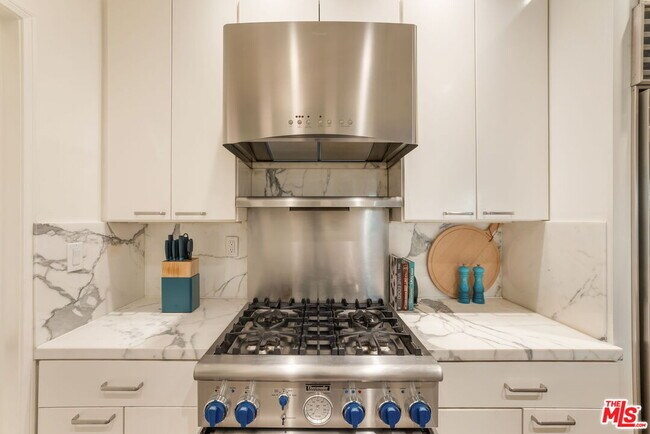 Building Photo - 930 N Doheny Dr