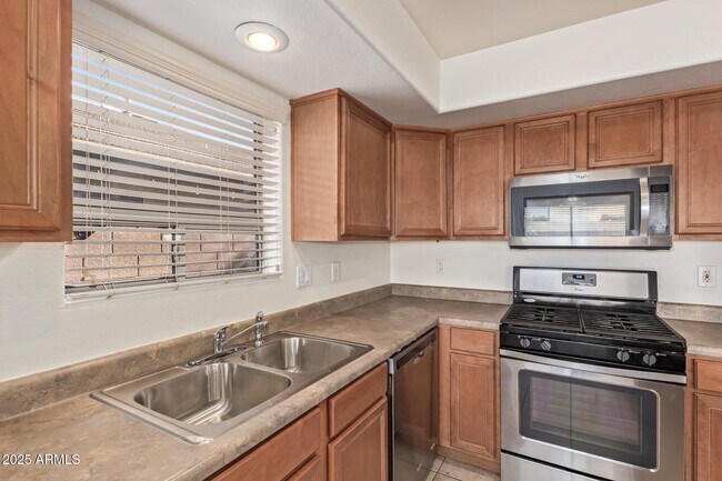 Building Photo - 2432 W Blue Sky Dr