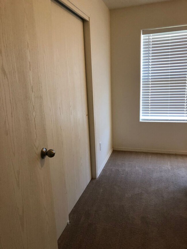 Building Photo - 2311 N Juniper Ln