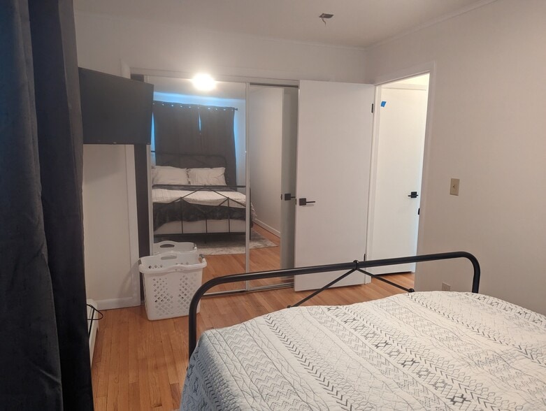 Building Photo - 212 Dewey St