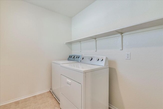 Building Photo - 815 Sandhill Branch Dr