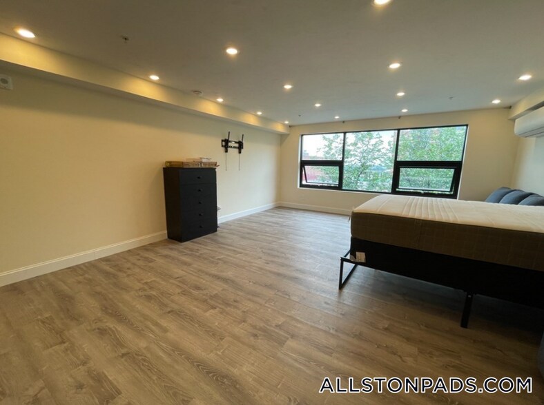 Building Photo - 1028 Commonwealth Ave