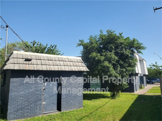Building Photo - 302 Carmen Ct