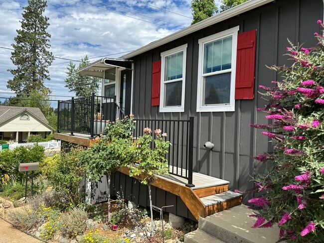 Building Photo - Adorable 2 Bedroom One Bathroom Home Close...