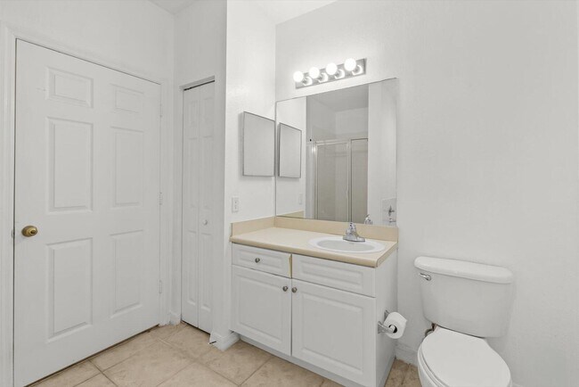 Building Photo - 559 SE Prescott Pl