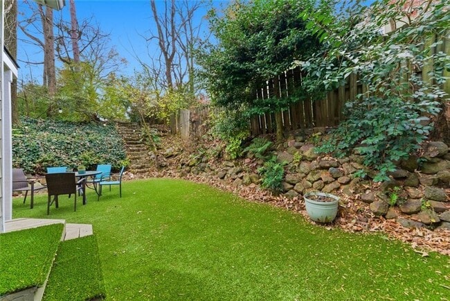 Building Photo - 302 Hascall Rd NW