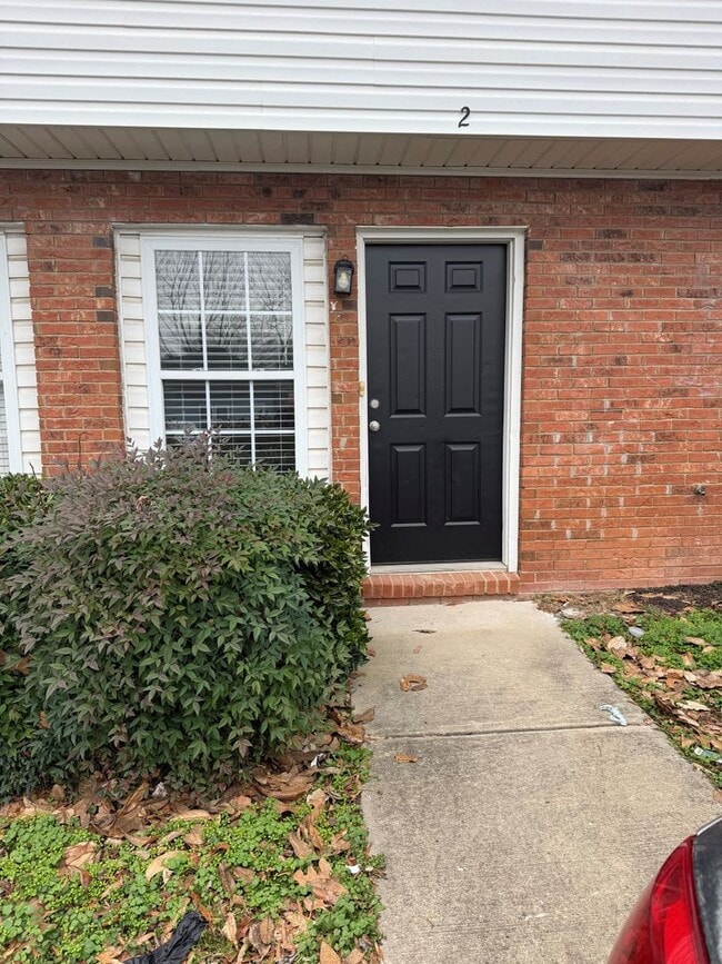 Building Photo - 2 bedroom 1.5 bathroom townhouse