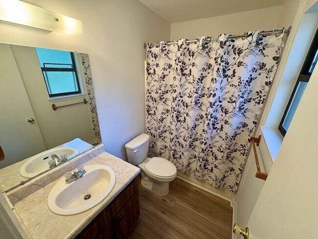 Building Photo - 511 Maple Ave