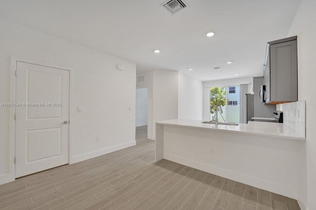 Building Photo - 133 SW 171st Ave