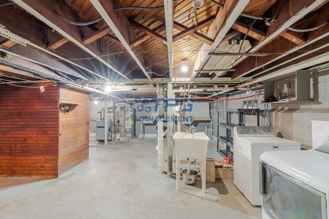 Building Photo - 413 E 7th Ave