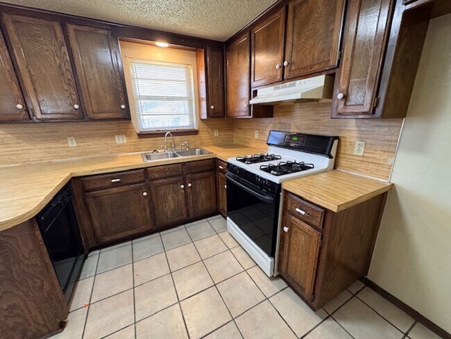 Building Photo - 2 bed, 1 bath, 1 car garage duplex with 2 car driveway for rent in southwest OKC near SW 89th and...