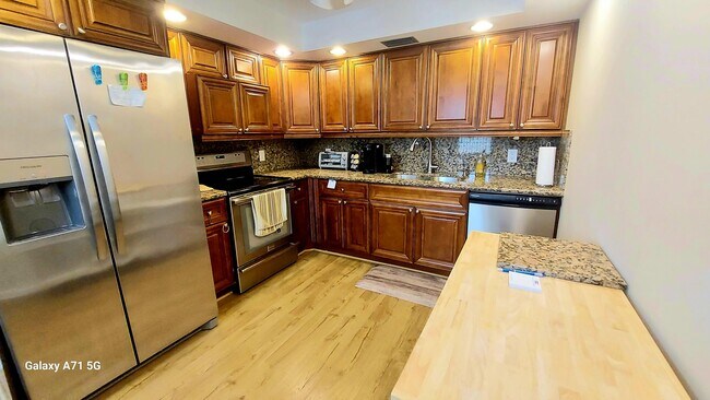 Building Photo - 2044 Yarmouth E