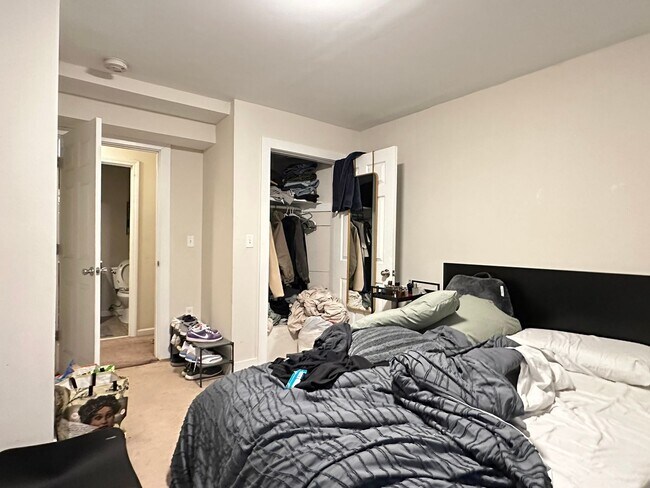 Building Photo - Mission Hill 5 -Bed