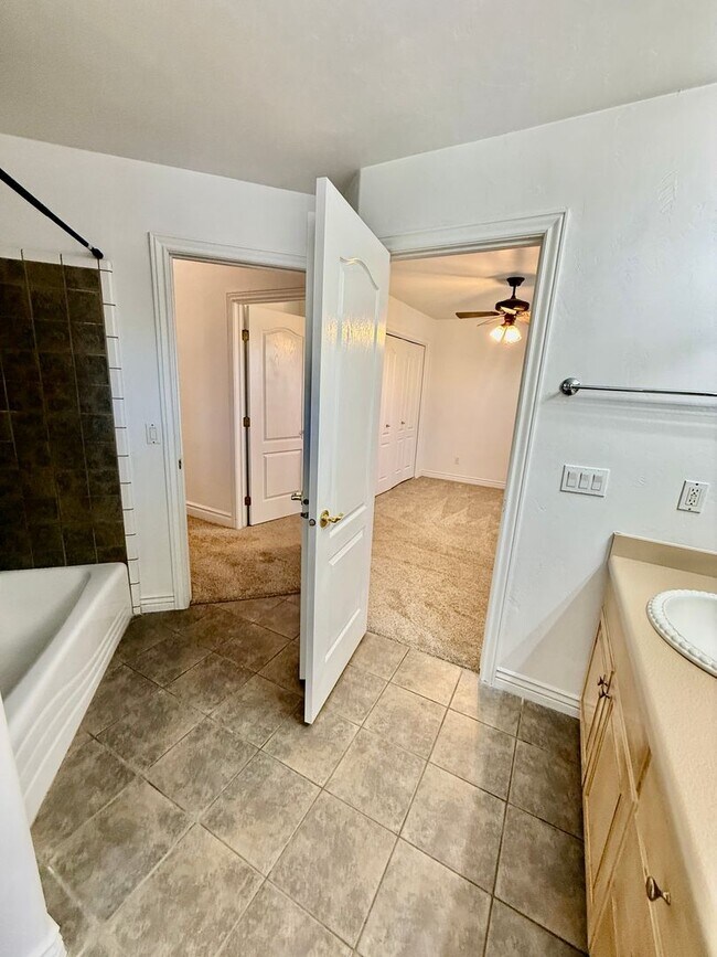 Building Photo - 4-BR Home in Shadow Mountain @ Green Valley