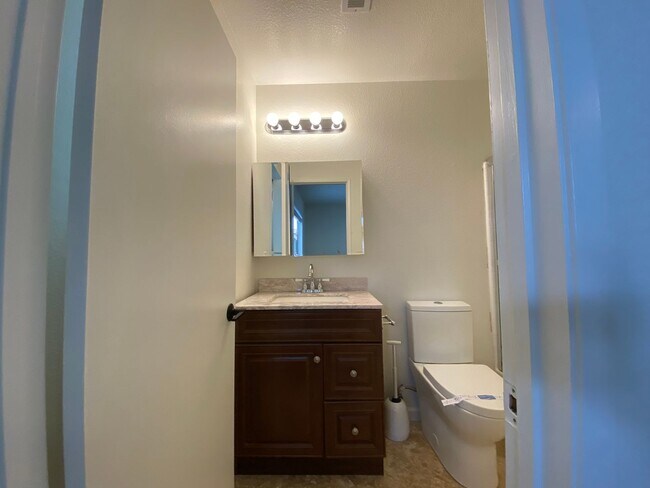 Building Photo - Spacious 4 Bedroom 2 Bath in Desirable Oceanside!