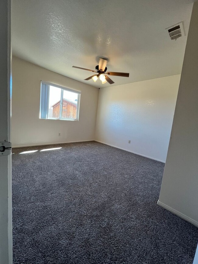 Building Photo - 3 Bedroom 2 Bath home in Hesperia Availabl...