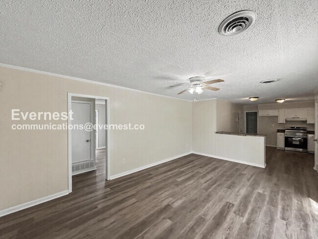 Building Photo - 3 Bed/2 Bath Home with Carport / Pet-Friendly / Available Now!