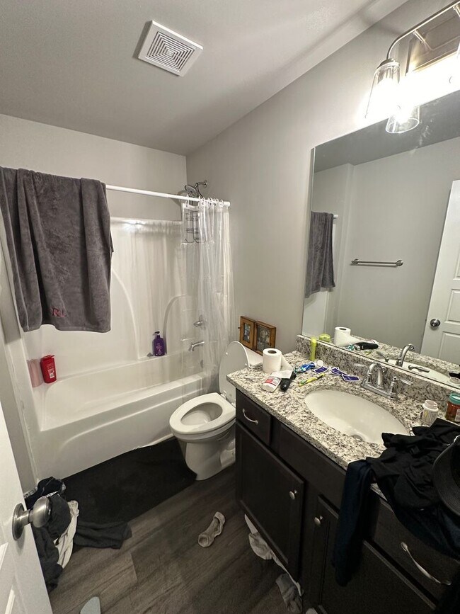Building Photo - 4 BR/ 4BA Home Located on MLK