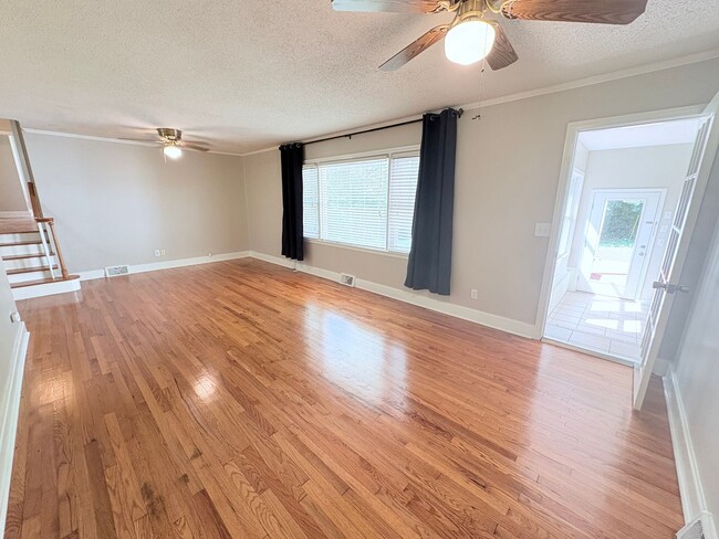Building Photo - 207 Holly Ave