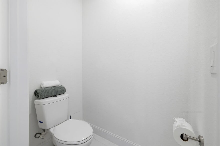 Building Photo - Newer 3/2 home all tile