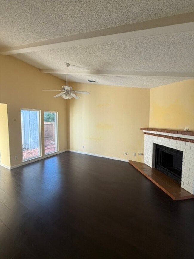 Building Photo - Charming 3 Bedroom + 2 Bathroom Half-Plex Near the American River in Fair Oaks: $2,375.00 + $100.00
