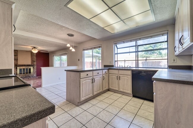 Building Photo - LARGE 5-bedroom 3 bath home in a great loc...