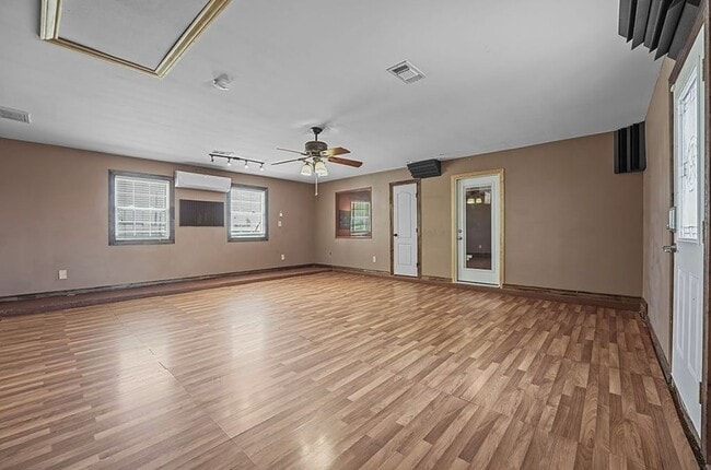Building Photo - 5508 E County Rd 60