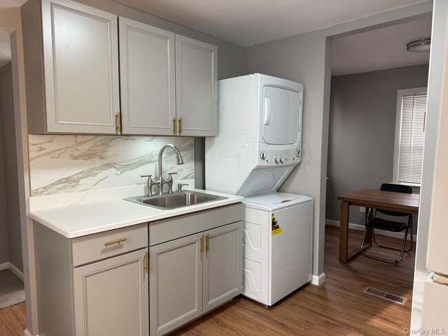 Building Photo - 12 Admiral St