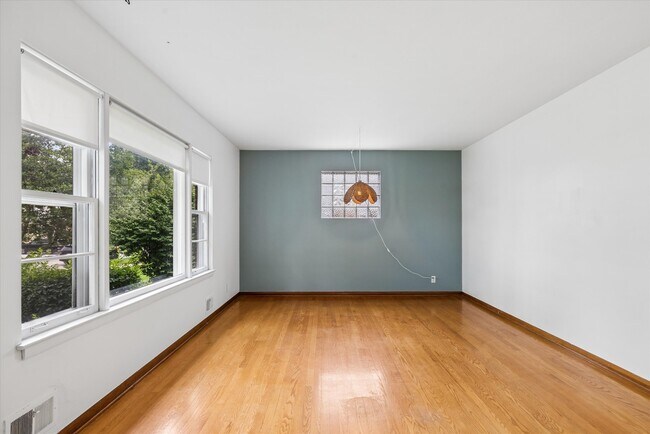Building Photo - 805 N Mitchell Ave