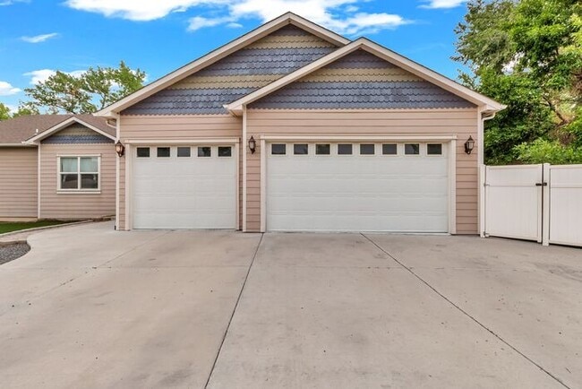 Building Photo - Beautiful and Spacious 4Bd 3.5Bath Home in...