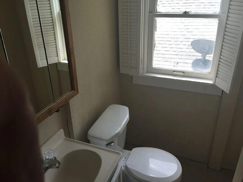 Building Photo - 5836 Euclid Ave