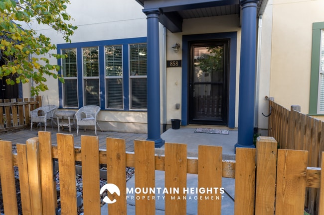 Building Photo - 858 Cecina Ct