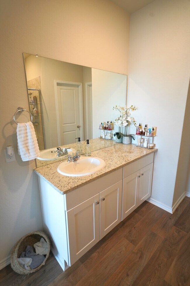 Building Photo - Like-New Home in Applewood Neighborhood. Realtor Commission: $600