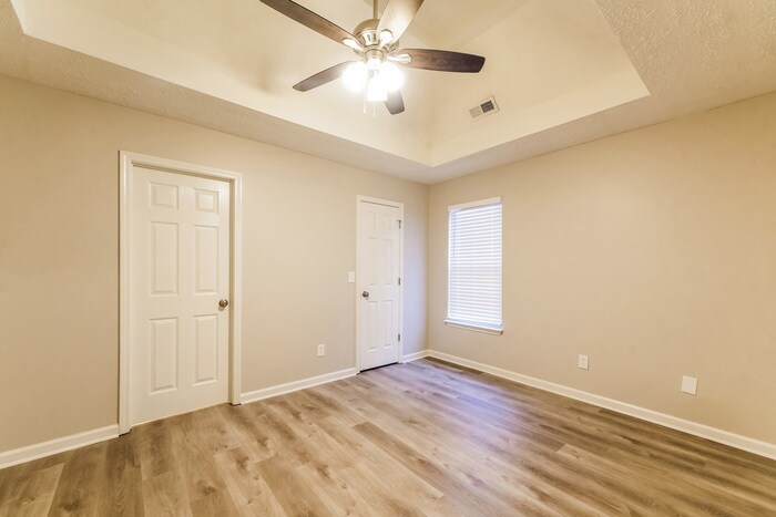 Building Photo - 329 Hillcrest Ln