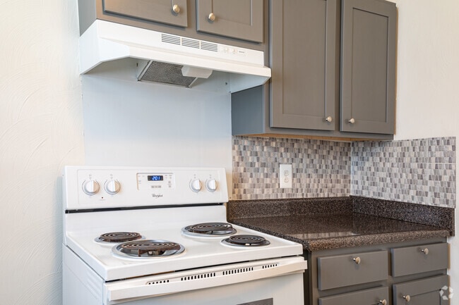 2BR, 1BA - The Legend at Walnut Hill