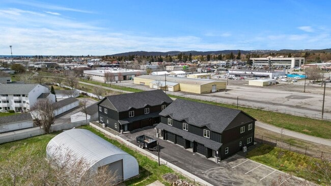 Building Photo - Luxury Living Off Appleway Trial Brand New...