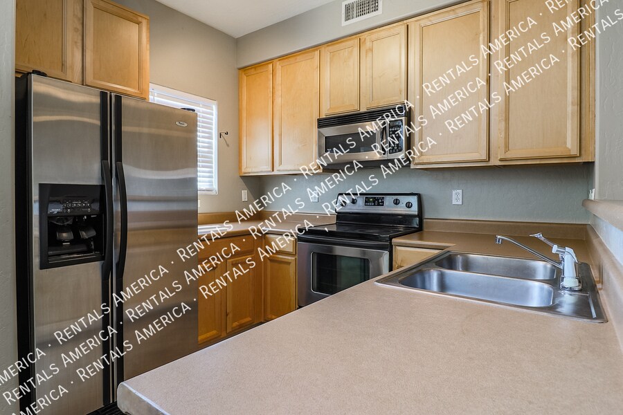 Building Photo - 747 N Port Dr