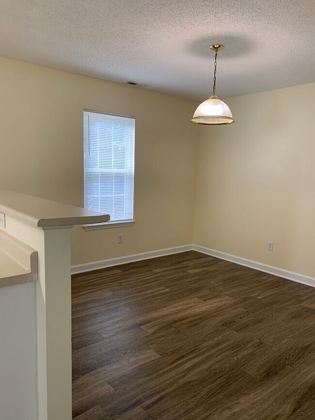 Building Photo - 3 Bedroom 2 Bath House Available on Hillsdale Drive