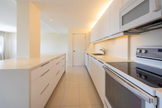 Building Photo - 2555 NE 11th St