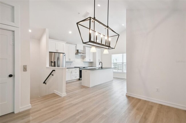 Building Photo - 1602 Park Lake St