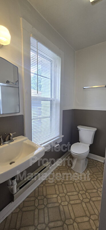 Building Photo - 912 Loree St