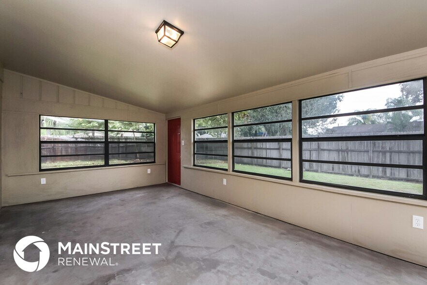 Building Photo - 1655 Louis Dr