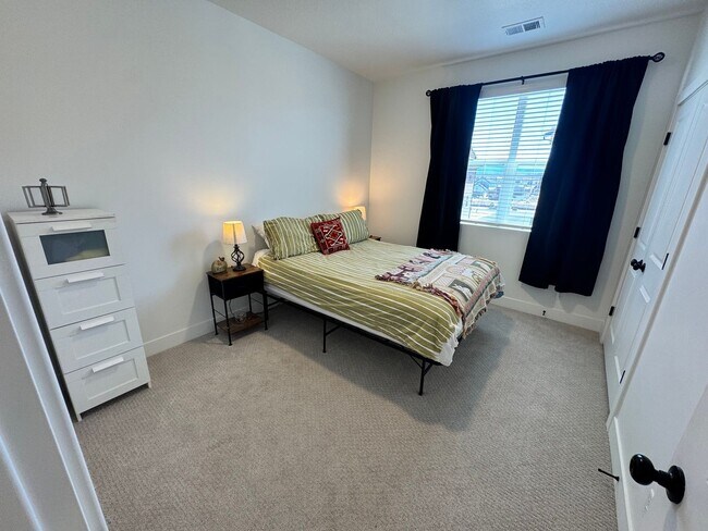 Building Photo - 3 Bed Condo In Desert Color!