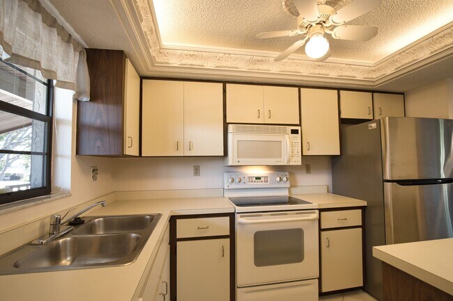Building Photo - Annual Unfurnished 2 Bed 1 Bath Second Floor Condo located in Par Four at Capri Isles!