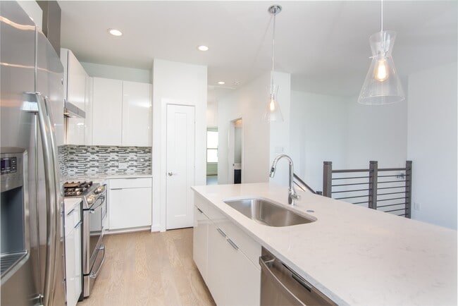 Building Photo - 462 S Centro Cir